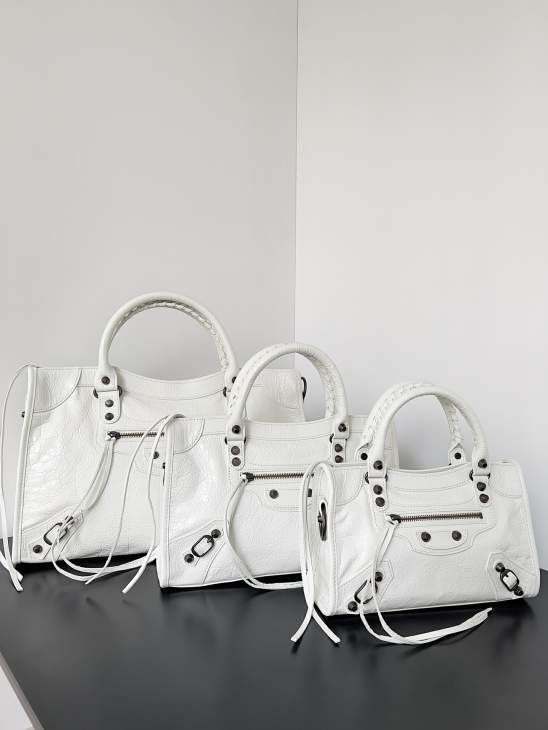 Picture of Balenciaga Handbags _SKUfw204496851fw